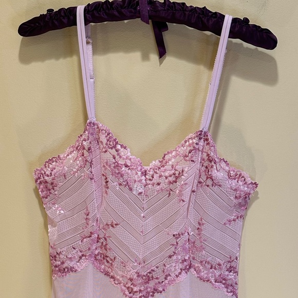 🌟HP🌟Wacoal Embrace Fitted Stretch Chemise Keepsake Lilac/Magenta Lace Nylon L - Picture 2 of 10